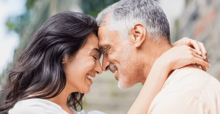 6 aplicaciones de citas para mayores de 50 años: descubre cuál puede ser ideal para ti